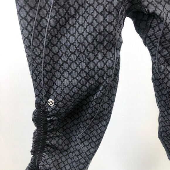 Lululemon The Flow Crop II Arabesque Print Size 4 - Picture 6 of 9